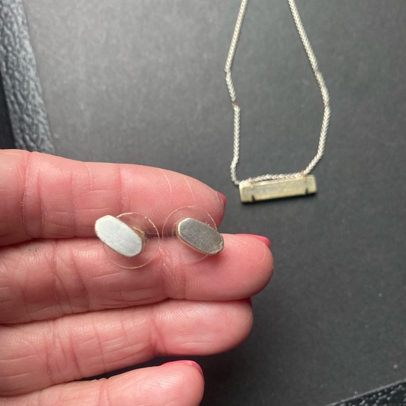 Kendra Scott necklace and earrings set with bag - Picture 4 of 11